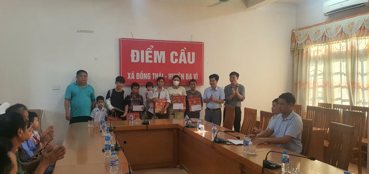 ĐẢNG ỦY - HĐND – UBND MTTQ – QUỸ BTTE TẶNG QUÀ TRUNG THU CHO THIẾU NHI CÓ HOÀN CẢNH KHÓ KHĂN