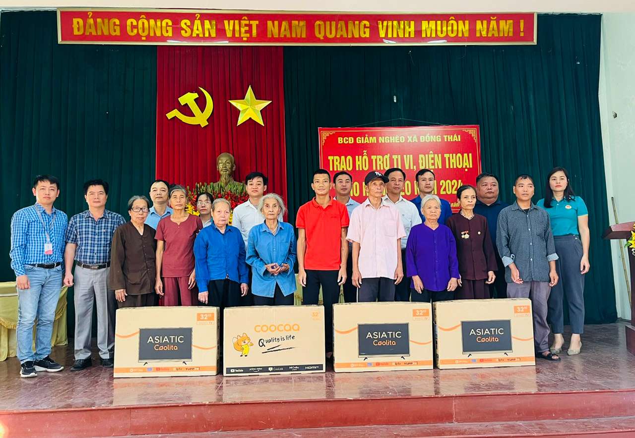 BAN CHỈ ĐẠO GIẢM NGHÈO XÃ ĐỒNG THÁI TRAO HỖ TRỢ TI VI ĐIỆN THOẠI CHO HỘ NGHÈO NĂM 2024